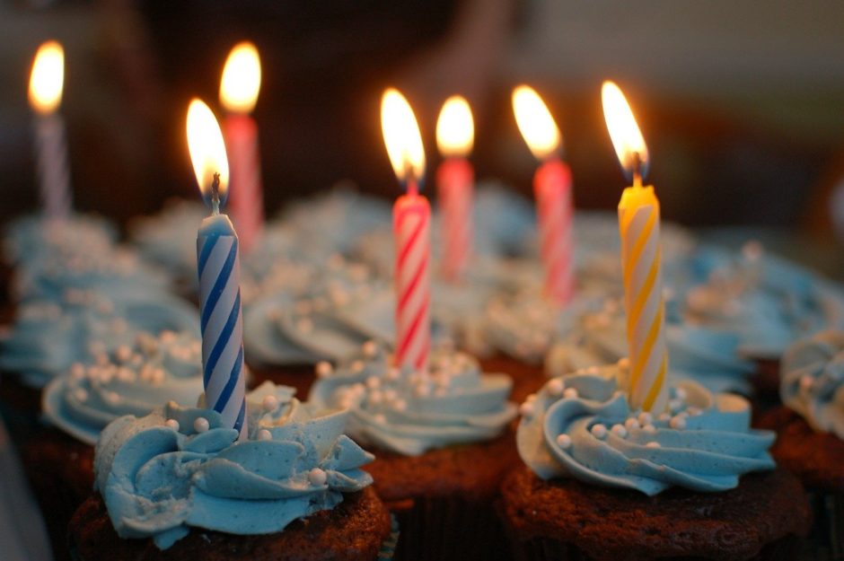 誕生日ケーキの灯る蝋燭の火