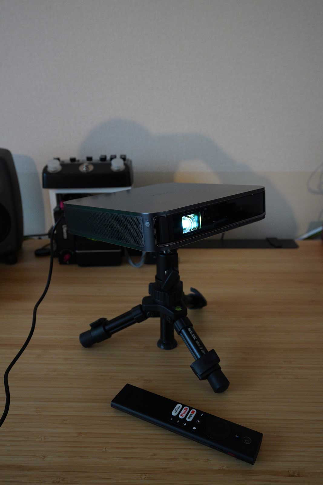 超薄型スマートレーザープロジェクターDangbei Atom〜Google TV搭載