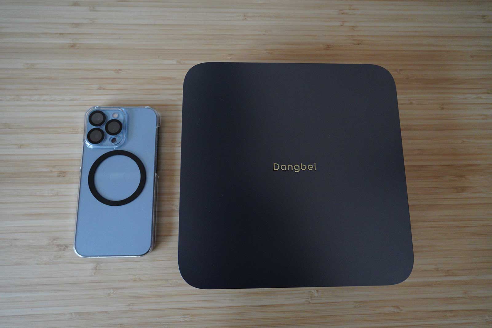 Dangbei Atom iPhoneと大きさ比較